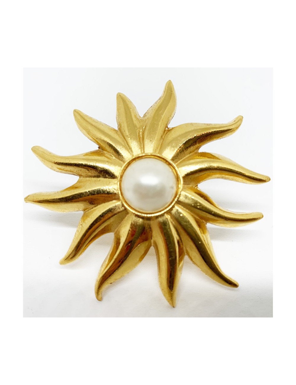 Clips d'oreille CHANEL soleil et perles nacrées vintage