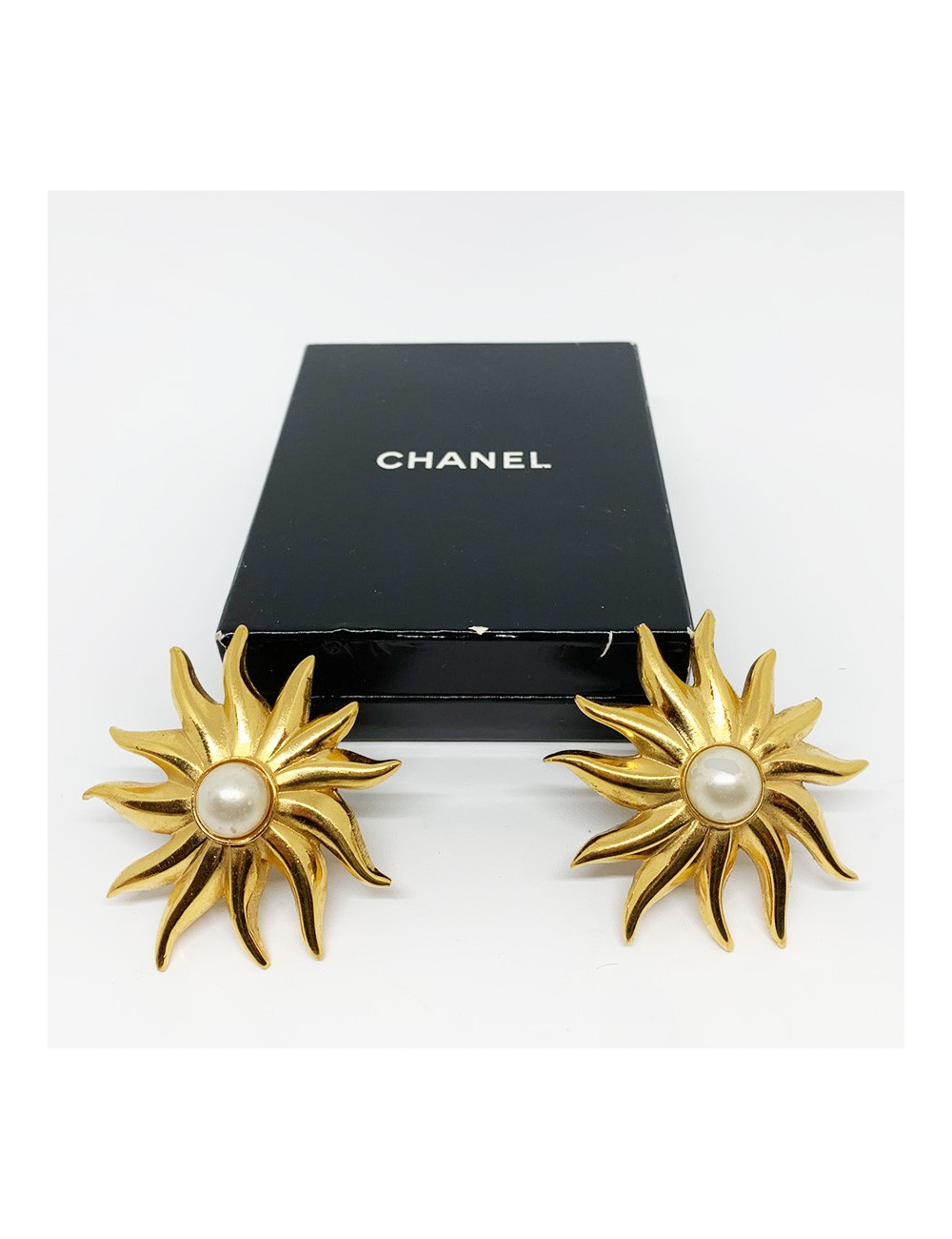 Clips d'oreille CHANEL soleil et perles nacrées