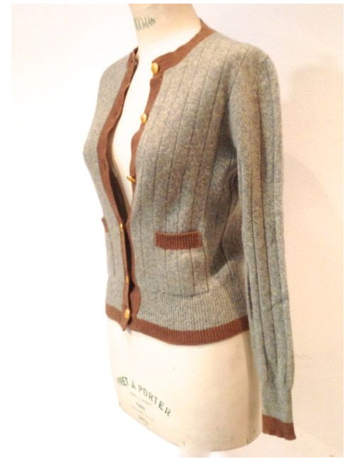 Gilet CHANEL en maille bleu ciel et marron