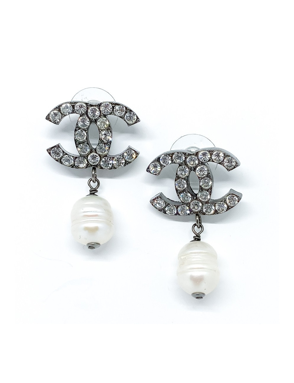 Boucles d'oreille CHANEL perles d'eau douce pendantes