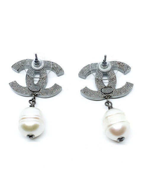 Boucles d'oreille CHANEL perles d'eau douce pendantes