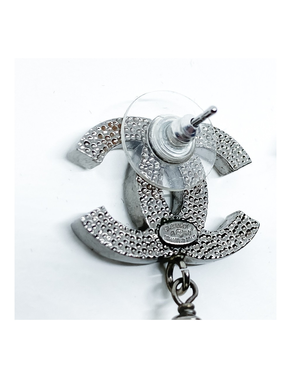 Boucles d'oreille CHANEL perles d'eau douce pendantes