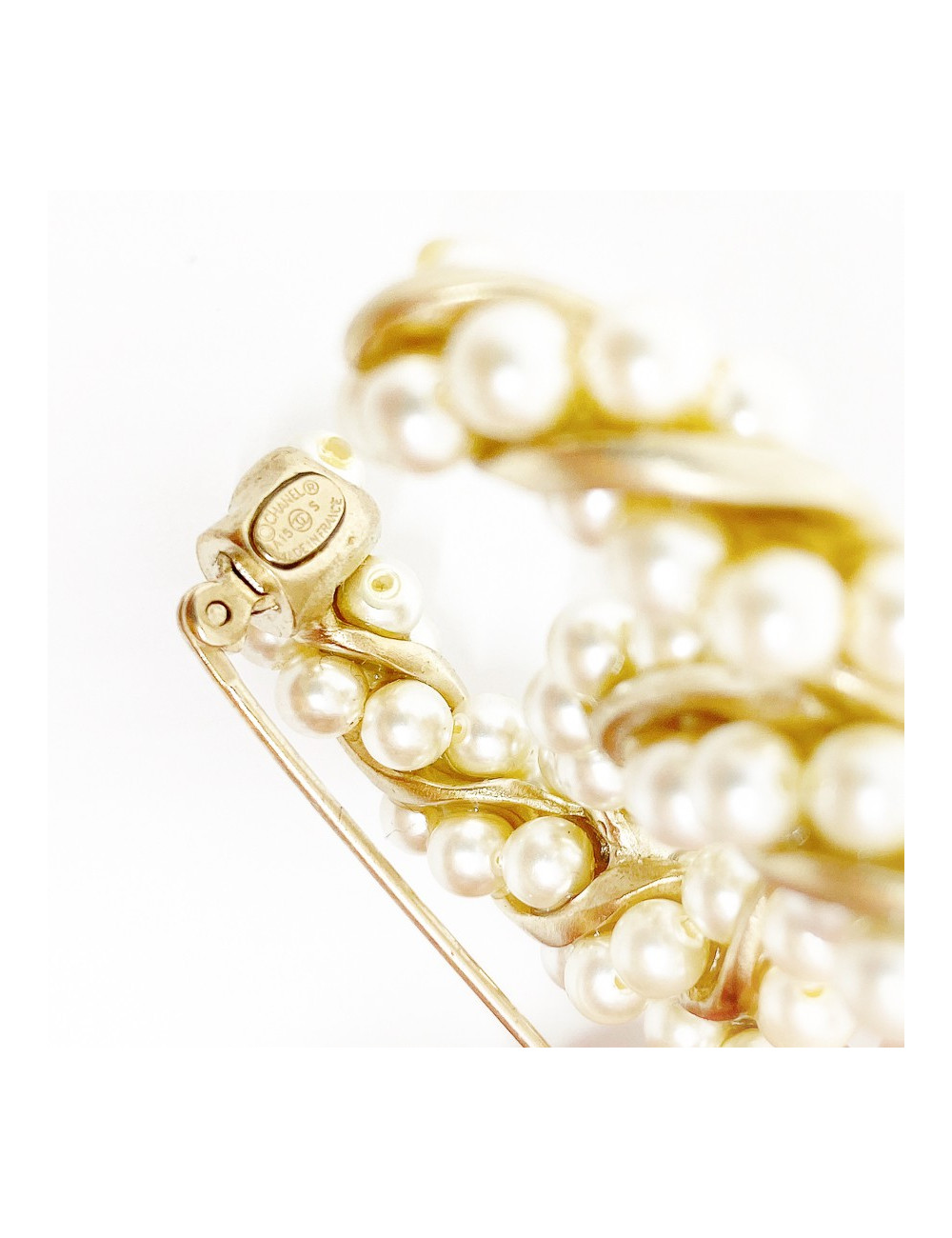 Broche CHANEL torsadée dorée et perles
