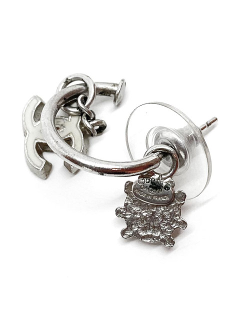 Boucles d'oreille clous CHANEL Coccinelle rouge et CC blanc