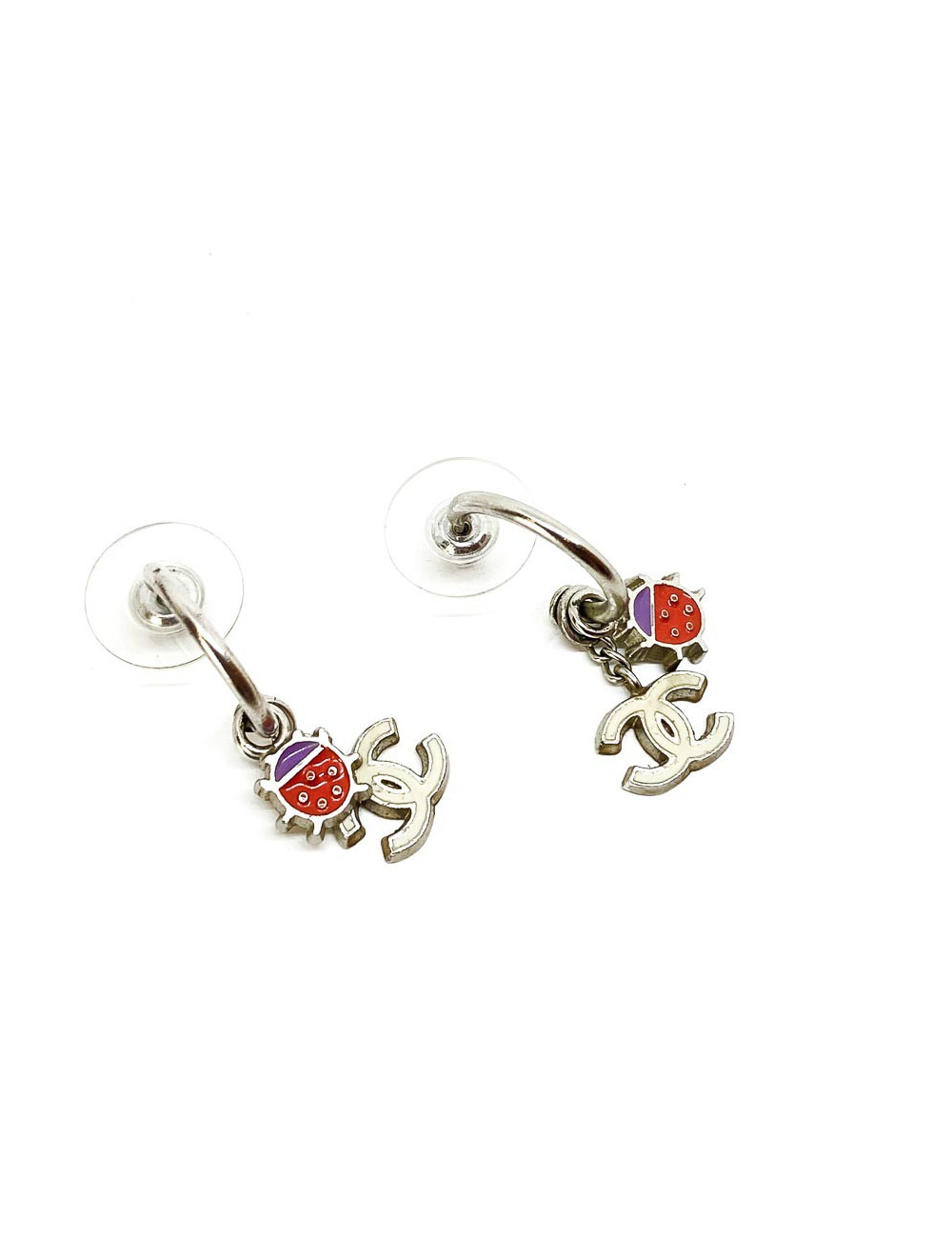 Boucles d'oreille clous CHANEL Coccinelle rouge et CC blanc