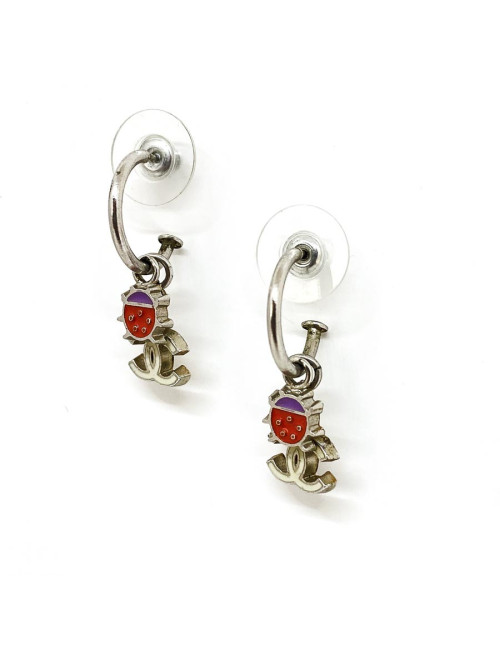 Boucles d'oreille clous CHANEL Coccinelle rouge et CC blanc