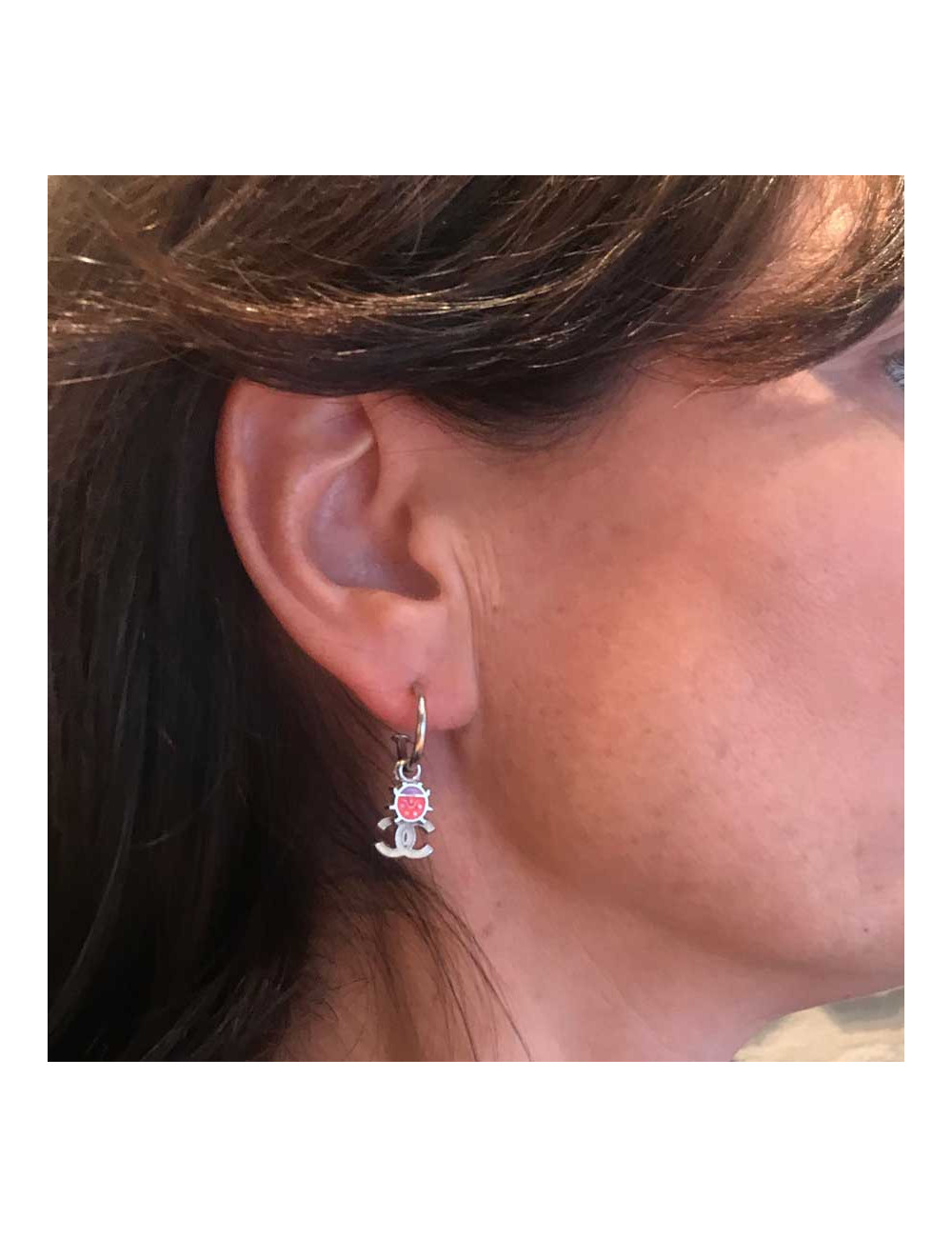 Boucles d'oreille clous CHANEL Coccinelle rouge et CC blanc