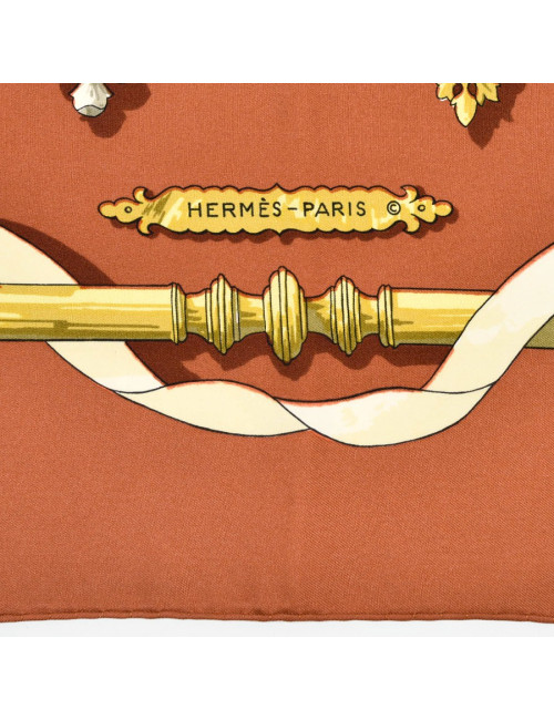Carré Hermès "Ferronnerie" marron et or