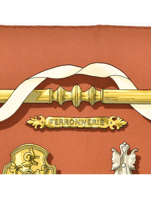 Carré Hermès "Ferronnerie" marron et or