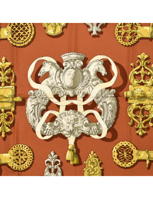 Carré Hermès "Ferronnerie" marron et or