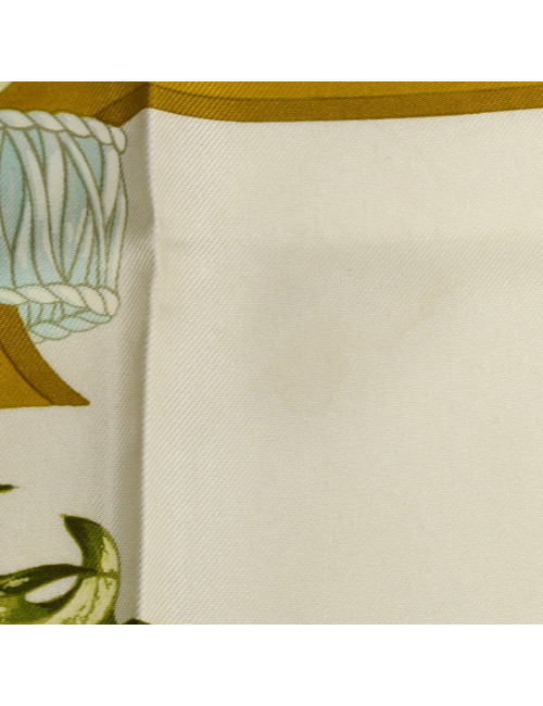 Carré HERMES Regina 100% soie