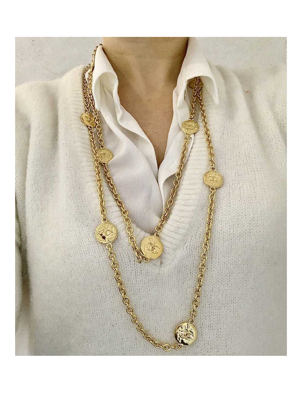 CHANEL Long sautoir chaine et pièces dorées 