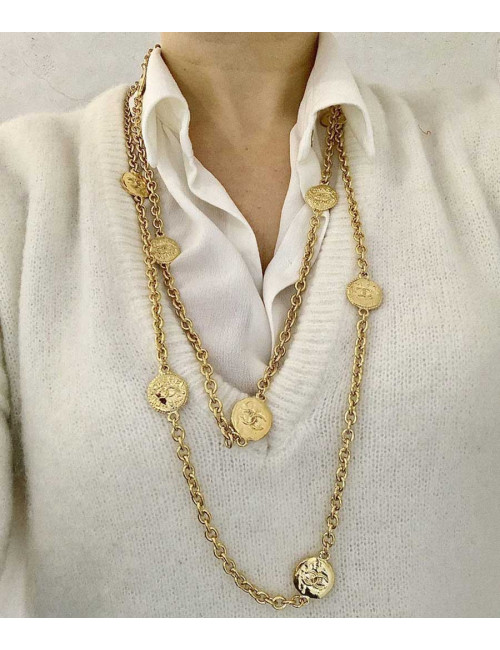 CHANEL Long sautoir chaine et pièces dorées 