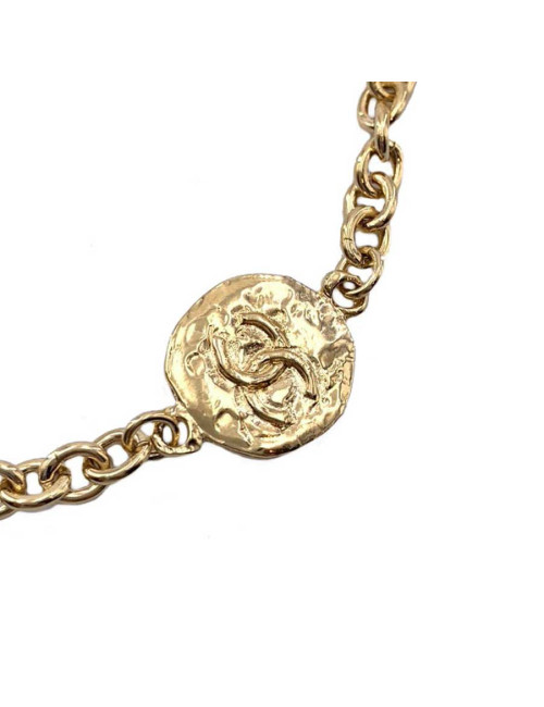 CHANEL Long sautoir chaine et pièces dorées 