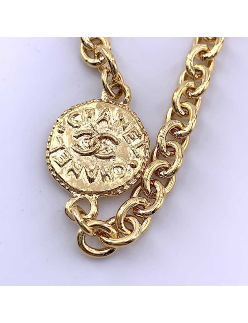 CHANEL Long sautoir chaine et pièces dorées 