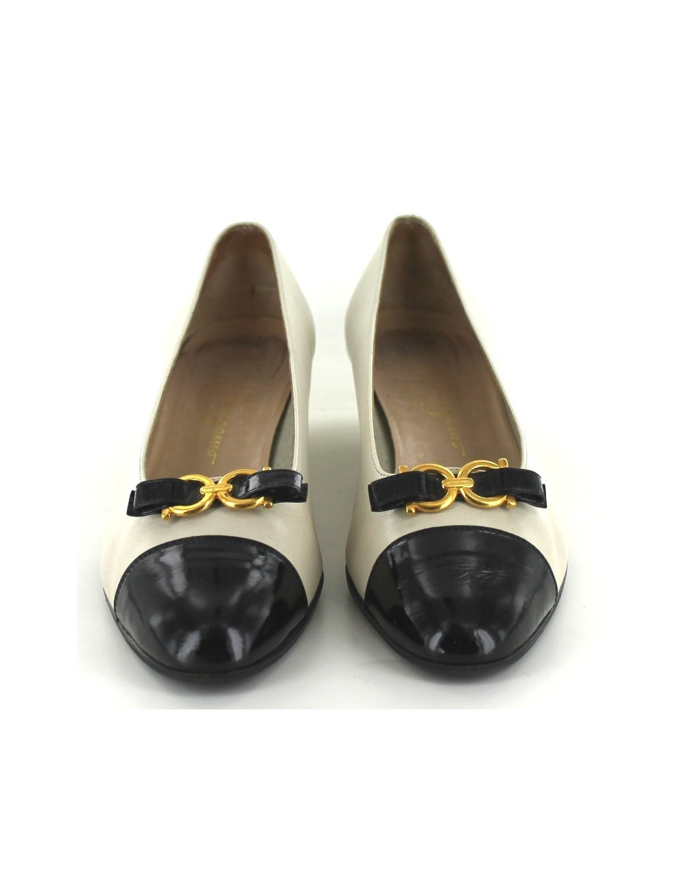 Escarpins FERRAGAMO en cuir crème et verni noir T 40