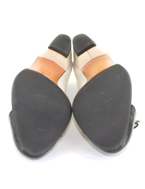 Escarpins FERRAGAMO en cuir crème et verni noir T 40