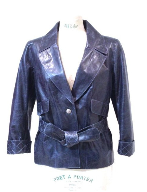 Veste CHANEL en cuir de veau bleu délavé avec ceinture