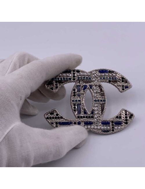Grosse broche CHANEL CC argent, perles et pâte de verre