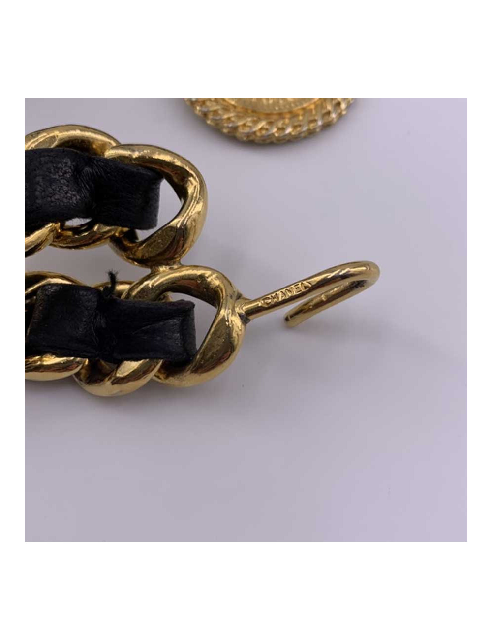 Ceinture CHANEL double rangs métal doré et cuir noir vintage