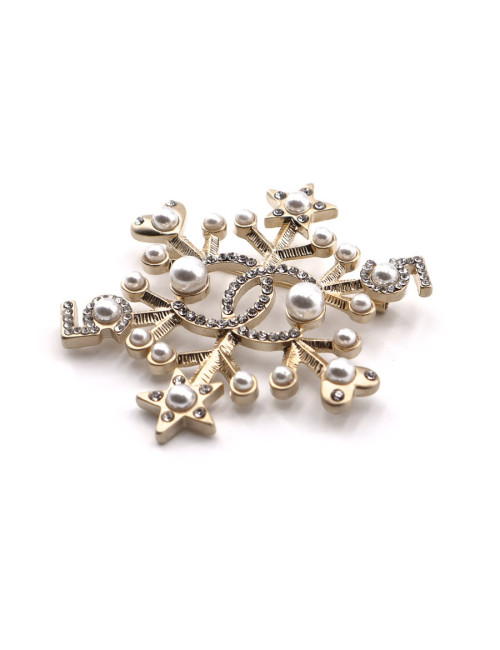 Broche CHANEL 5 dorée en strass et perles nacrées